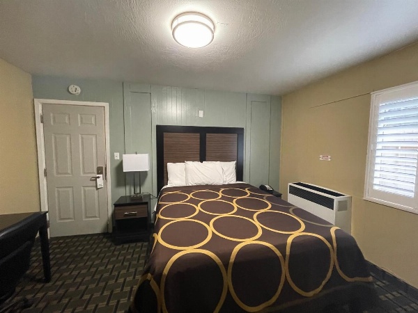 Pinewood Inn Main image